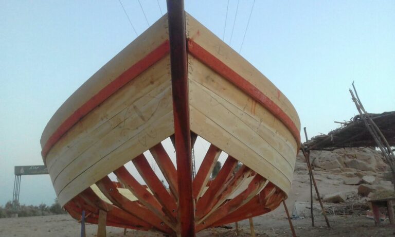Bau eine Nil-Feluke aus Holz.